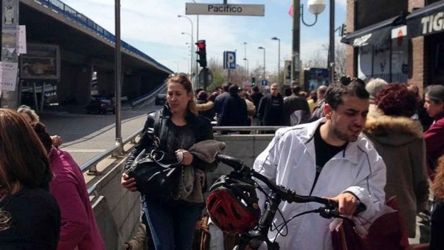 Los pasajeros han abandonado los andenes del Metro de Madrid tras leer los mensajes en las pantallas.