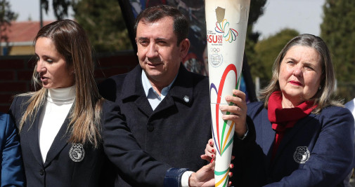 El presidente del Comité Olímpico Boliviano (COB), Marco Arze (c), posa durante el encendido del fuego de los Juegos Suramericanos / EFE