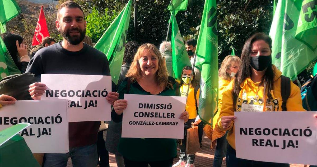 La movilización sindical ante la Consejería de Educación para reclamar la dimisión de Cambray / USTEC