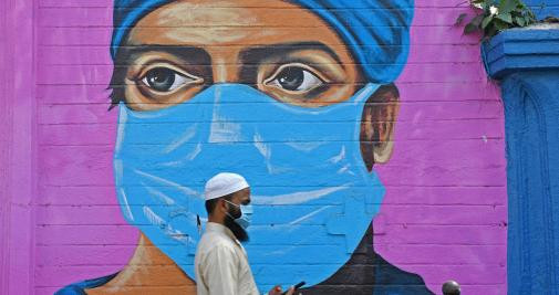 Grafitis en Bombay para concienciar del Covid / Europa Press