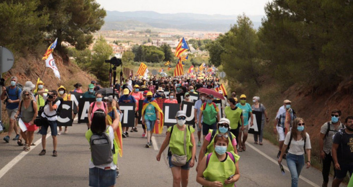 Marcha de manifestantes contra Felipe VI al monasterio de Poblet / MONTSE