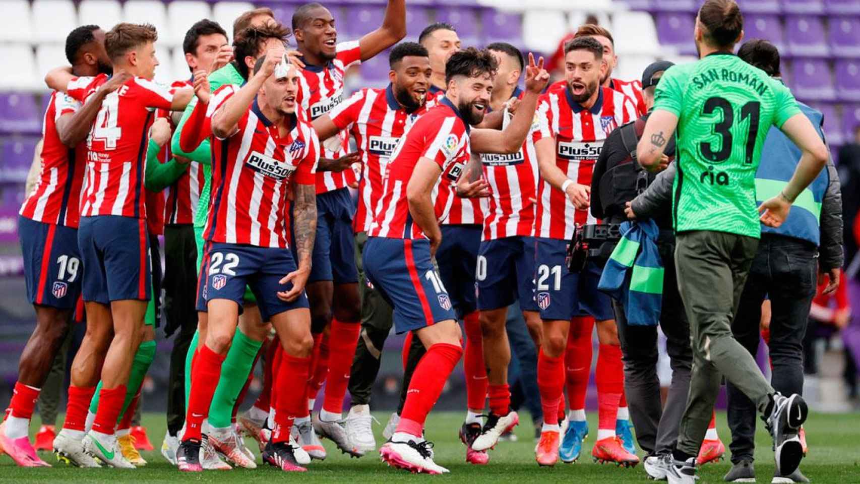 Los jugadores del Atlético de Madrid celebran el triunfo en LaLiga Santander / EFE