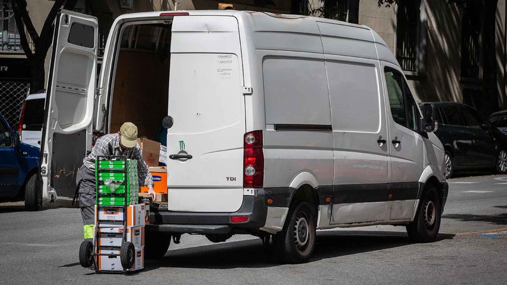 Un transportista descarga mercancías desde una furgoneta / EP