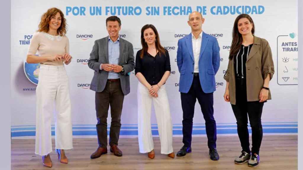 De izquierda a derecha: la periodista Helena García Melero; el director general de Danone España; la directora de asuntos públicos de Danone España y Portugal, Laia Mas; el vicepresidente de ventas de la división de lácteos y productos de origen vegetal d