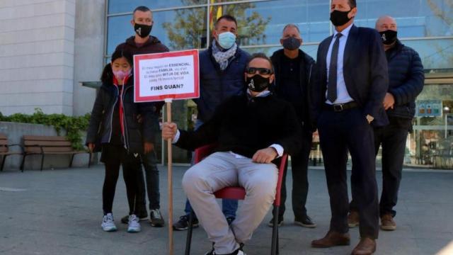 Eduardo Abenójar, en el primer día de su huelga de hambre para exigir la reapertura del sector del ocio nocturno / FECASARM