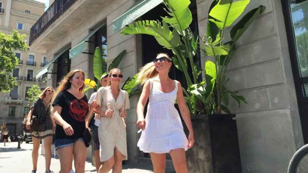 Turistas ante el Cecconi's, el restaurante del Soho House Barcelona, donde ha estallado el conflicto / CG