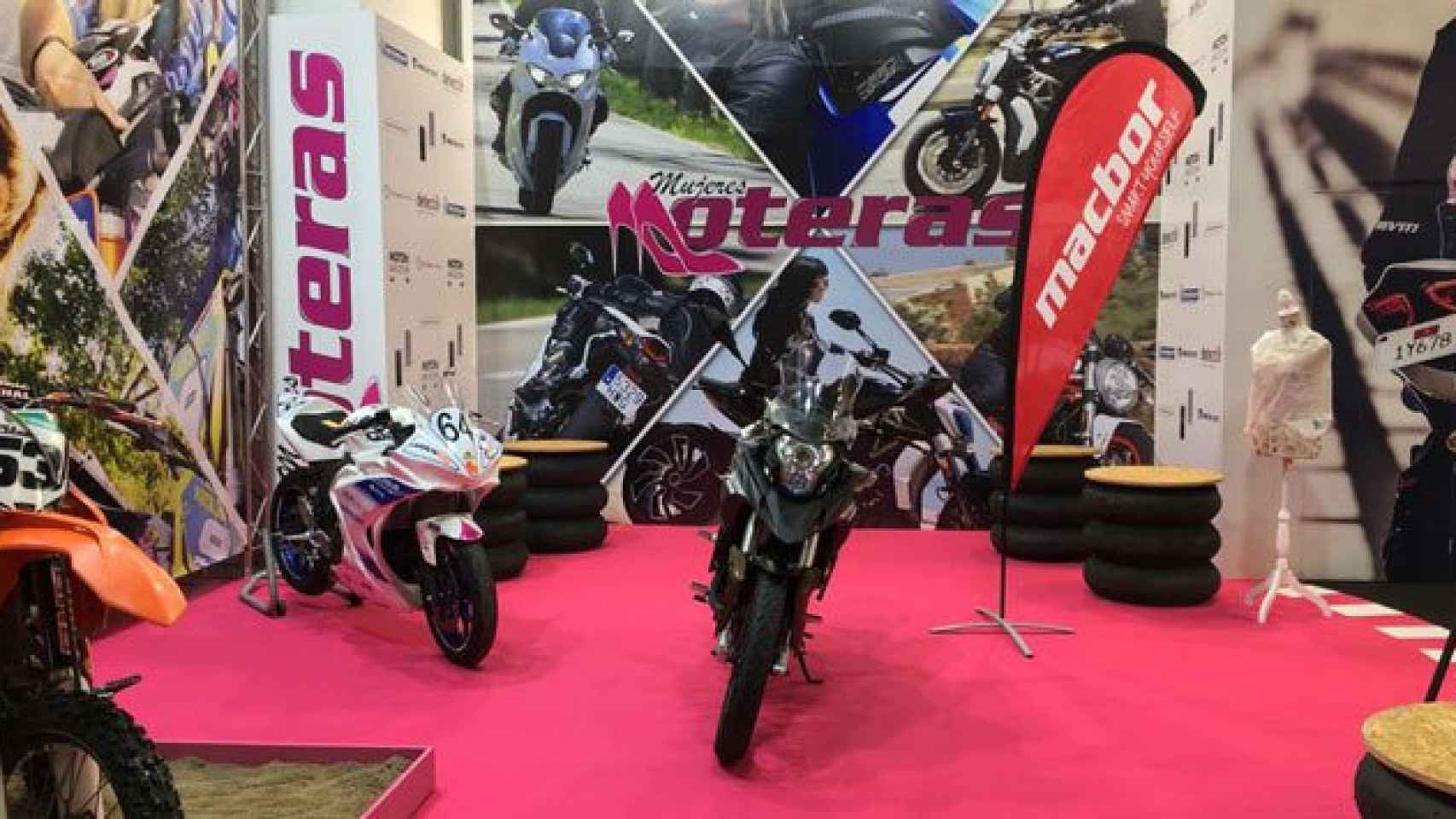 Estand de las Mujeres Moteras situado en el Salón Motoh! de Barcelona / CG