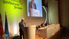 Salvador Gabarró (centro), presidente de Gas Natural, sigue la conferencia del comisario de Política Climática y Energía Miguel Arias Cañete (i) junto al secretario de Presidencia de la Generalitat, Joaquim Nin (d) / CG