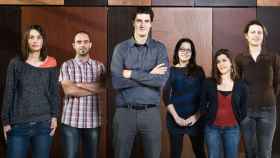 Roger Gomis (en el centro) con su equipo de investigación.