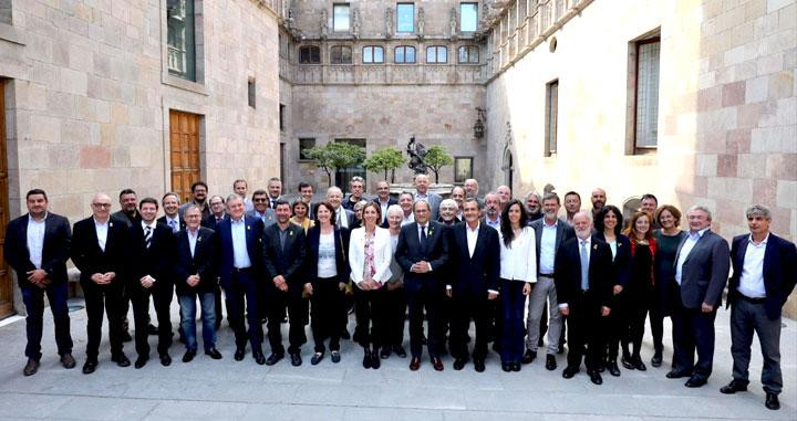 El presidente de la Generaliat, Quim Torra, la consejera de Empresa, Àngels Chacón, y la líder de la ANC, Elisenda Paluzie con los candidatos de Eines de País / GENCAT