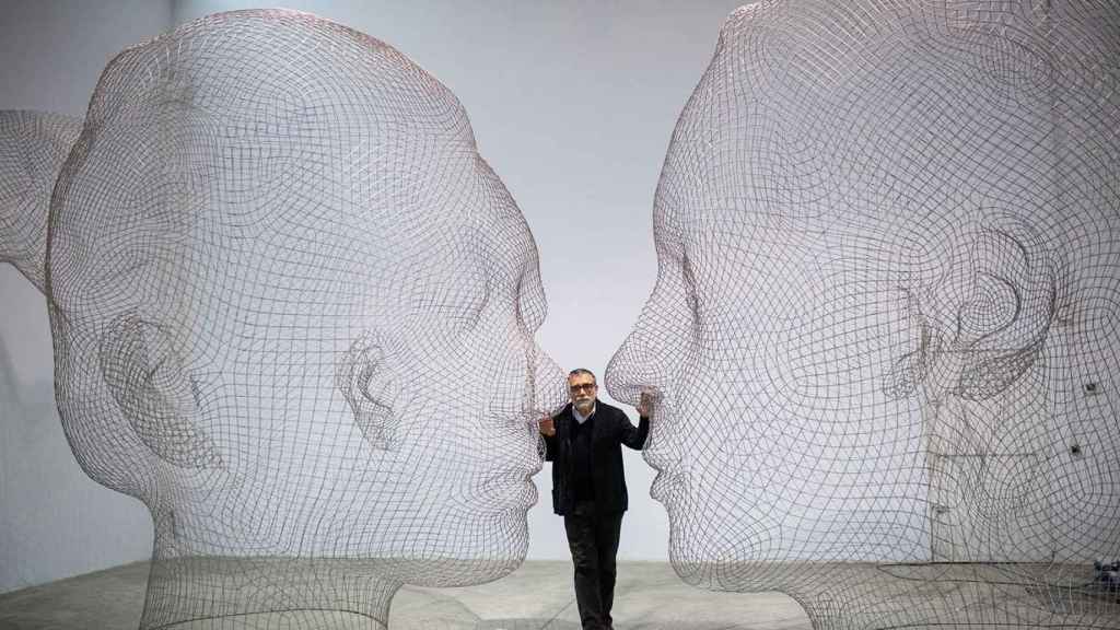 Jaume Plensa posa junto a dos enormes rostros / INÉS BAUCELLS - PLENSA STUDIO BARCELONA