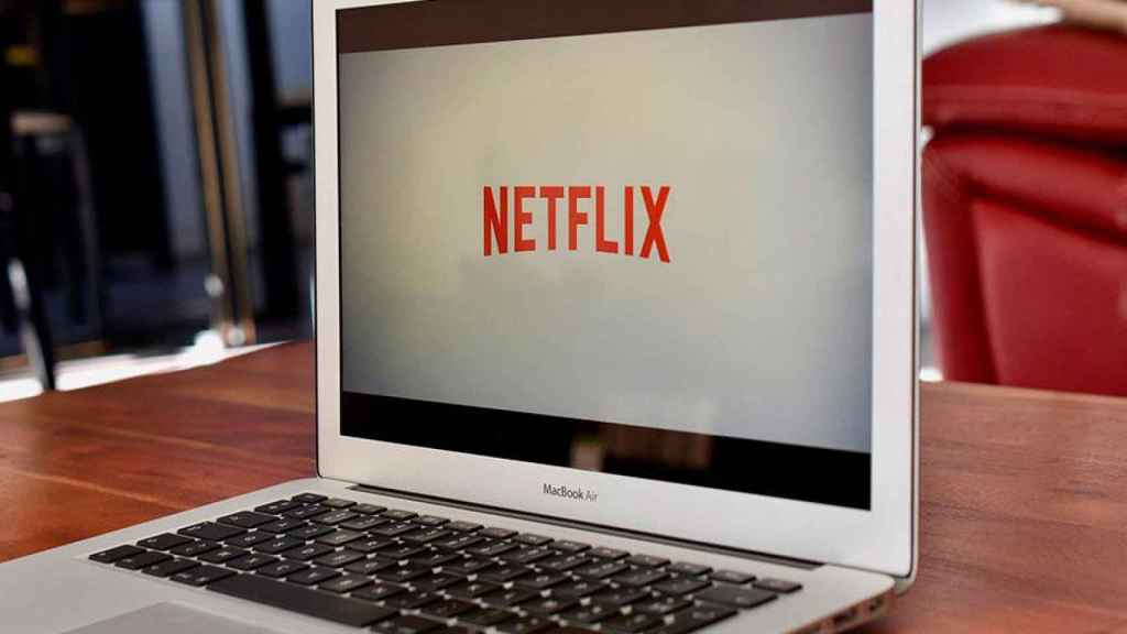 Ordenador de Apple mostrando a uno de sus competidores: Netflix / PIXABAY