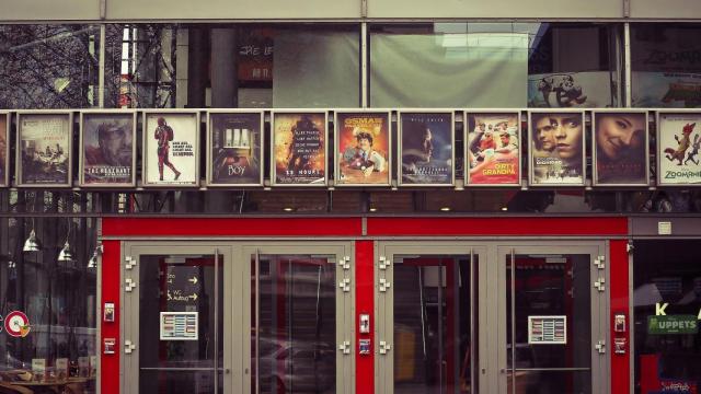 Cartelera a la entrada de un cine / CREATIVE COMMONS