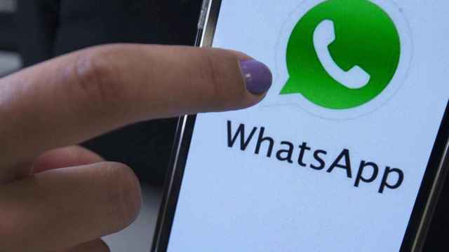 Una usuaria señala el icono de aplicación WhatsApp en un teléfono móvil / EFE