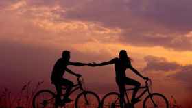 Pareja haciendo una ruta en bicicleta / PIXABAY