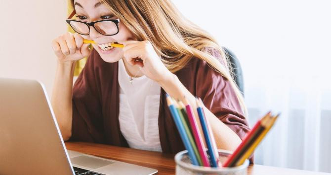 Una estudiante de la UOC trabajando desde casa / CG