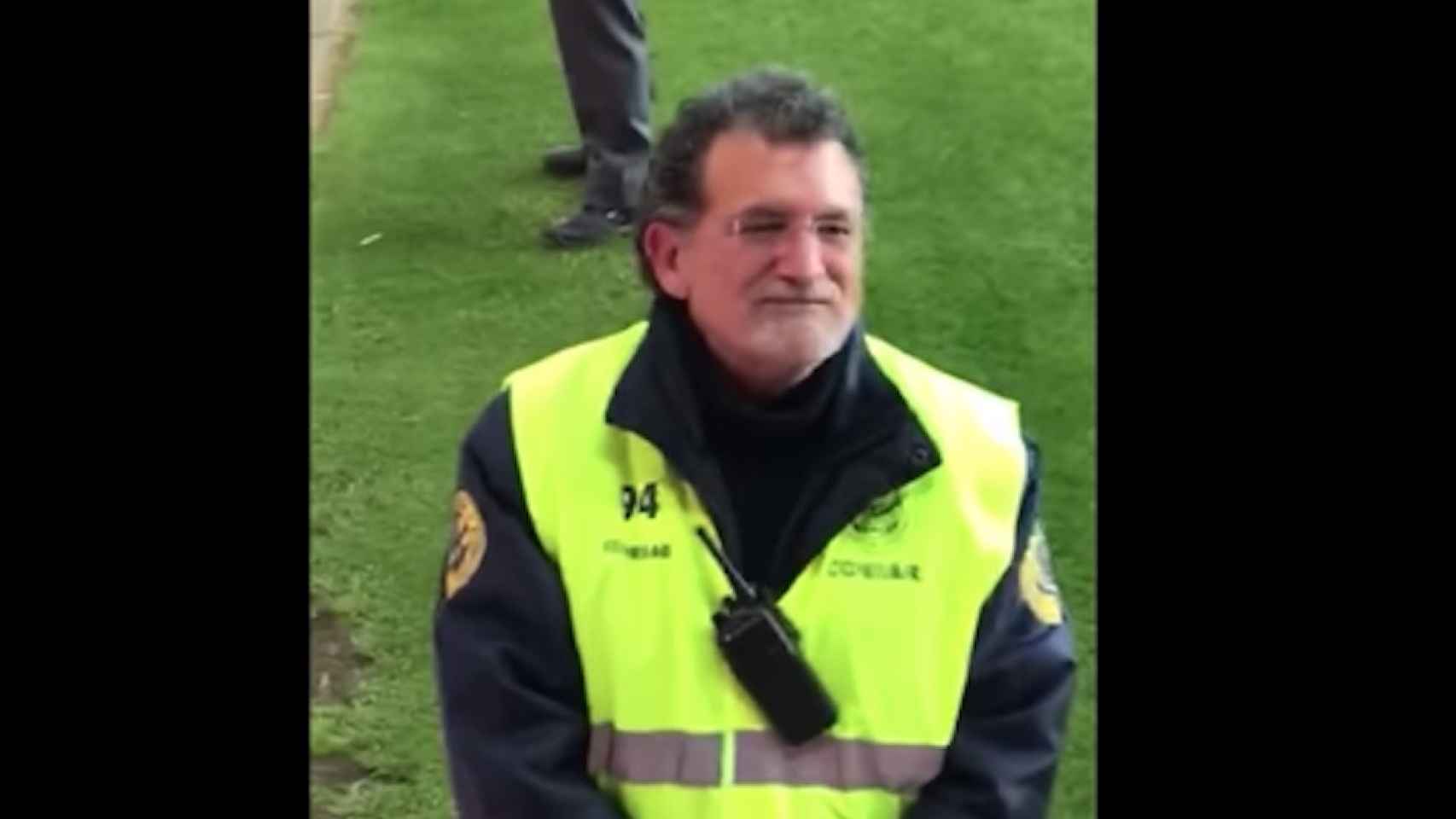 Una foto del famoso vigilante de seguridad al que llaman el doble de Rajoy