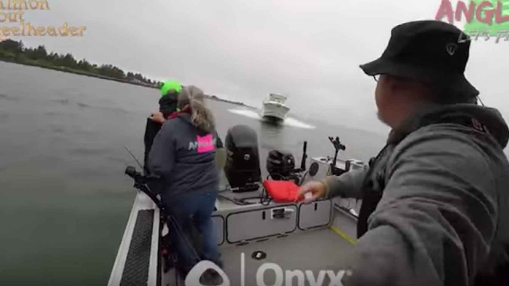 Los pescadores saltan al agua minutos antes de la colisión