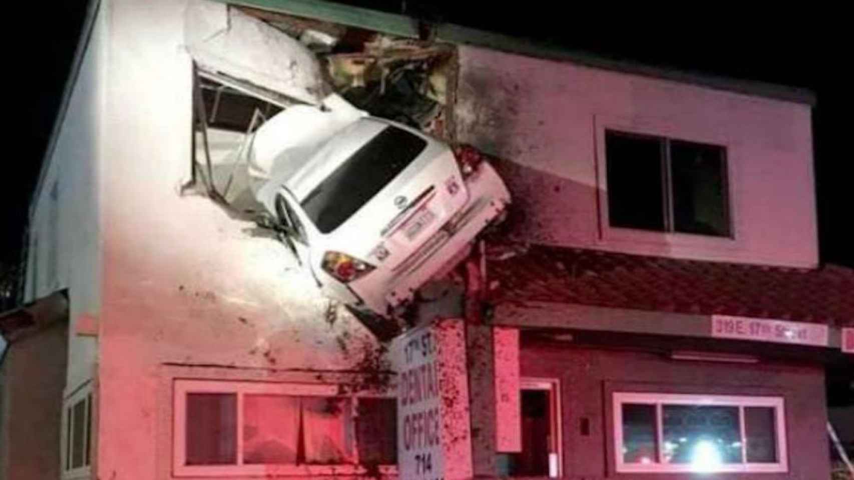 El coche acabó en la segunda planta de una casa situada en la carretera