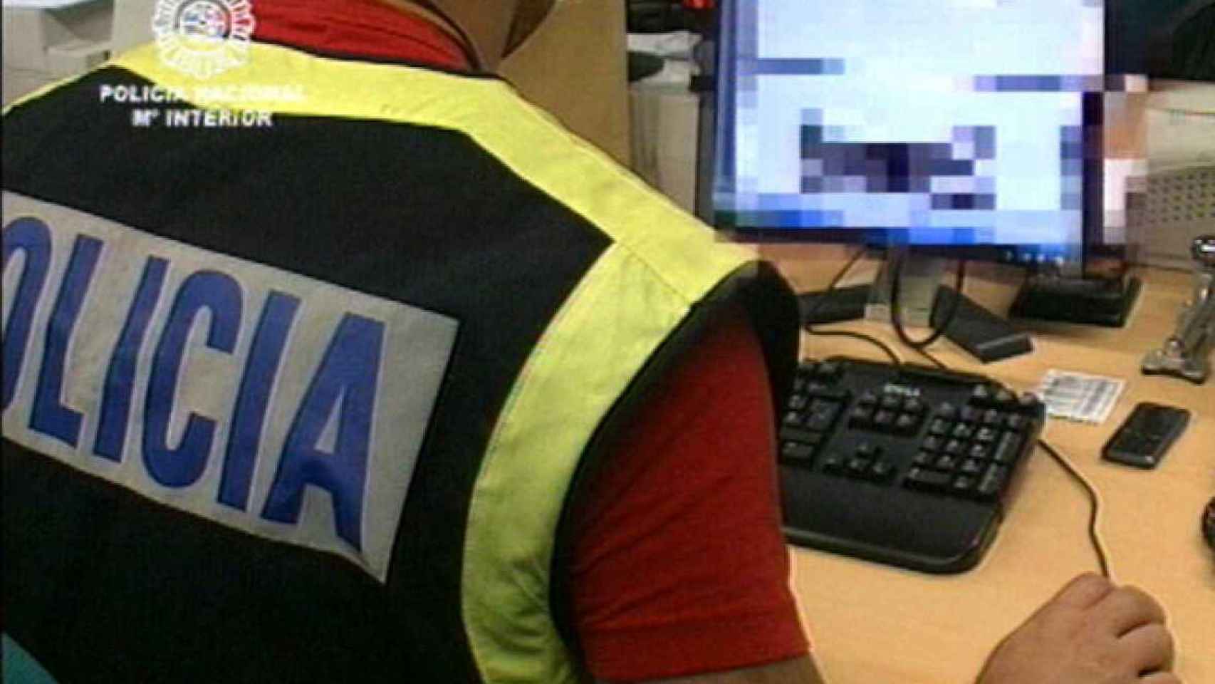 Un policía examina ficheros de pornografía infantil en una imagen de archivo / EFE