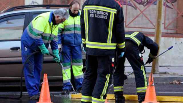 Los equipos de emergencias trabajan en el hallazgo de un feto en una alcantarilla de Salamanca / EFE