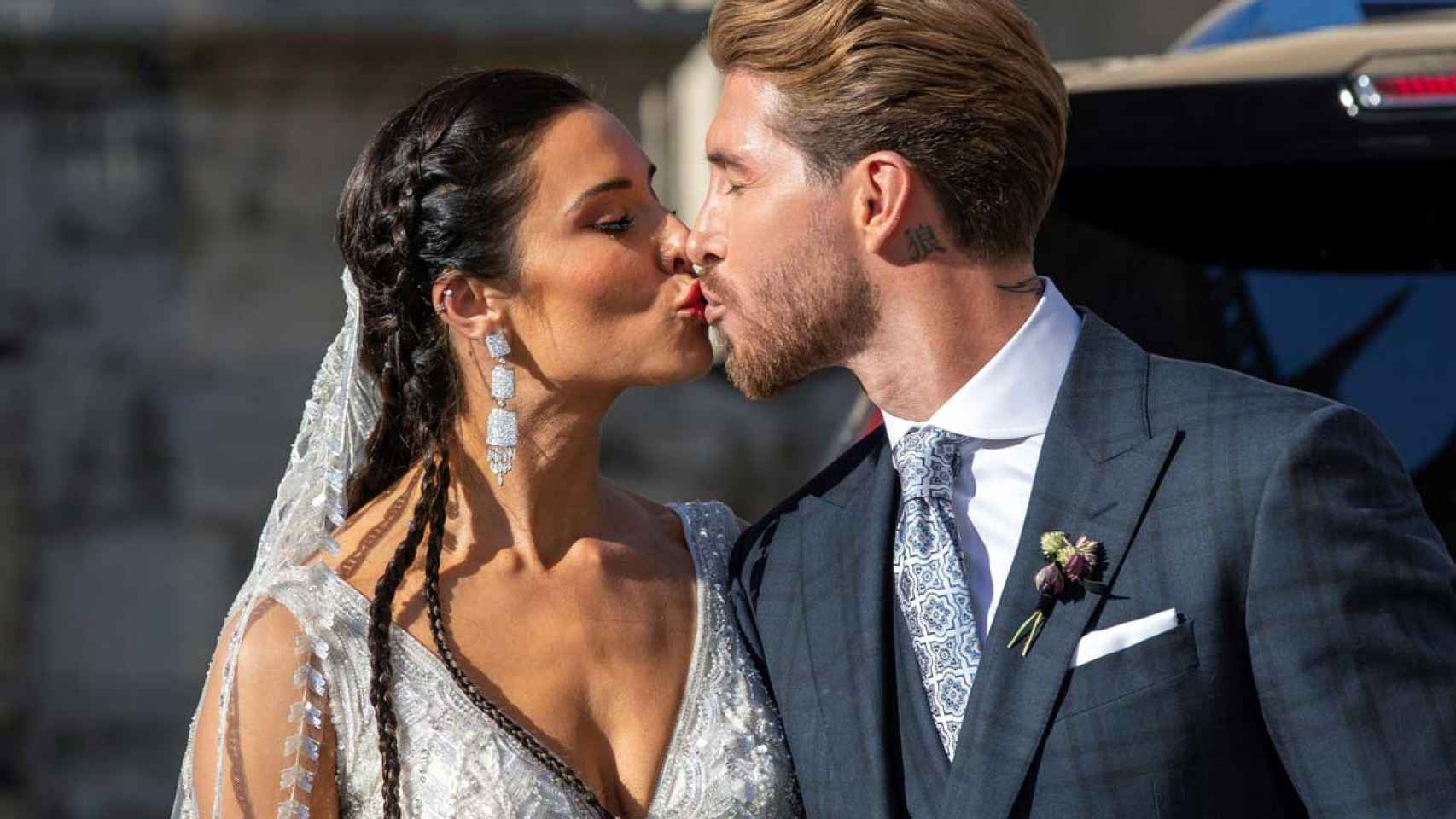 Pilar Rubio y Sergio Ramos se besan a la salida de la catedral : EFE