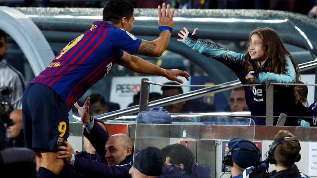 Suárez celebra con su hija Delfina uno de sus goles en el clásico / EFE