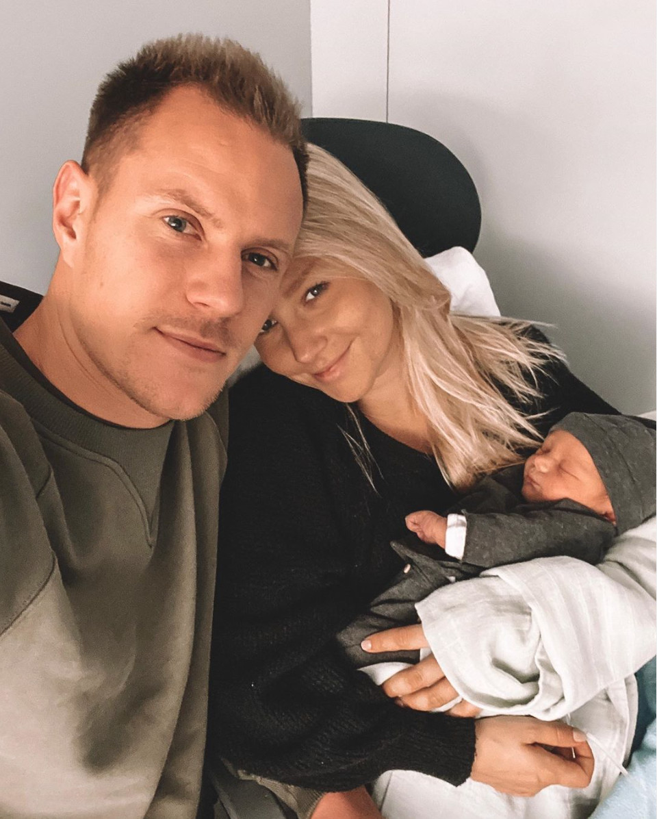 Marc André ter stegen y Dani dan la bienvenida a su bebé