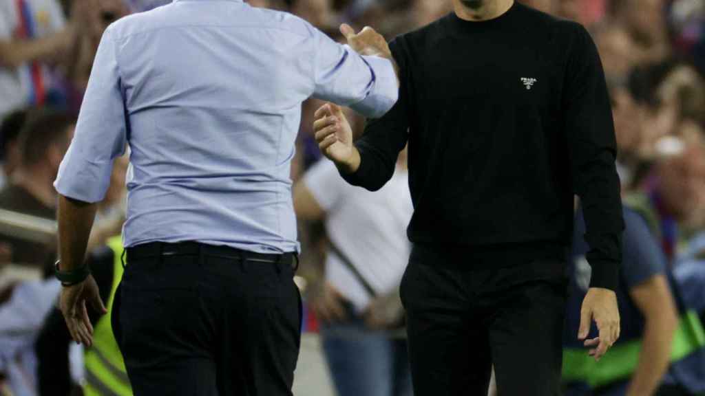 Xavi Hernández y Ernesto Valverde, saludándose en el Camp Nou / EFE