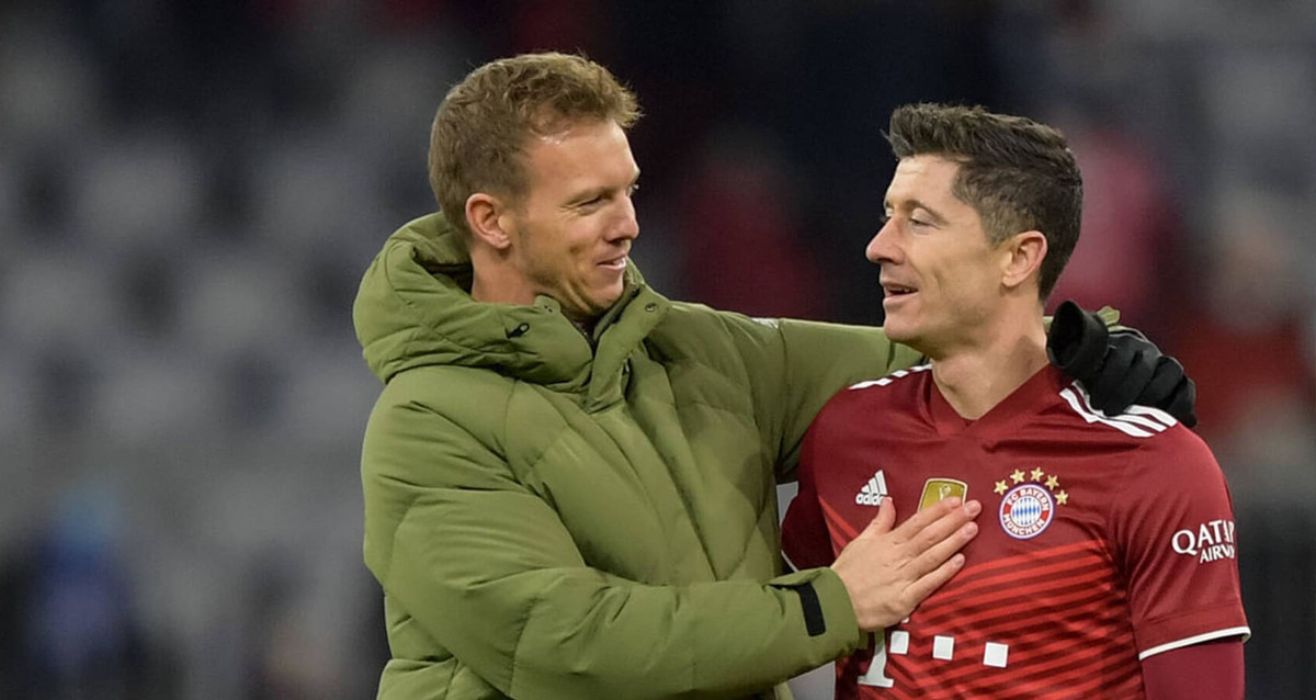 Nagelsmann y Lewandowski, platicando, tras un partido del Bayern la temporada anterior / BAYERN