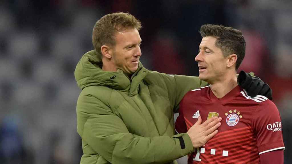 Nagelsmann y Lewandowski, platicando, tras un partido del Bayern