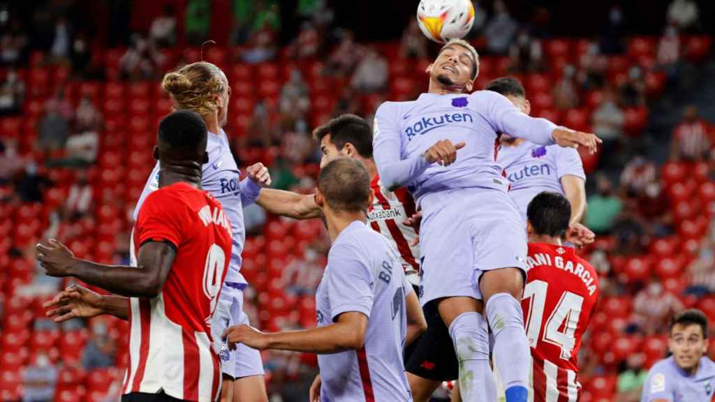 Araujo disputa un balón aéreo en el último Athletic-Barça, que hoy se enfrentan en los octavos de la Copa del Rey / EFE