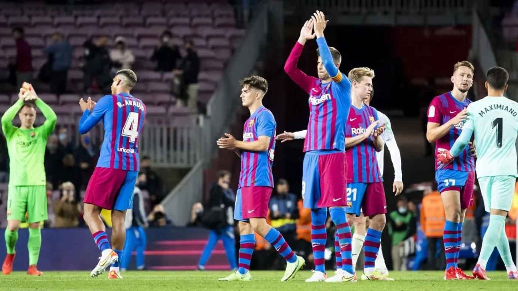 Los jugadores del Barça aplaudiendo el apoyo de la afición en el Camp Nou / FCB