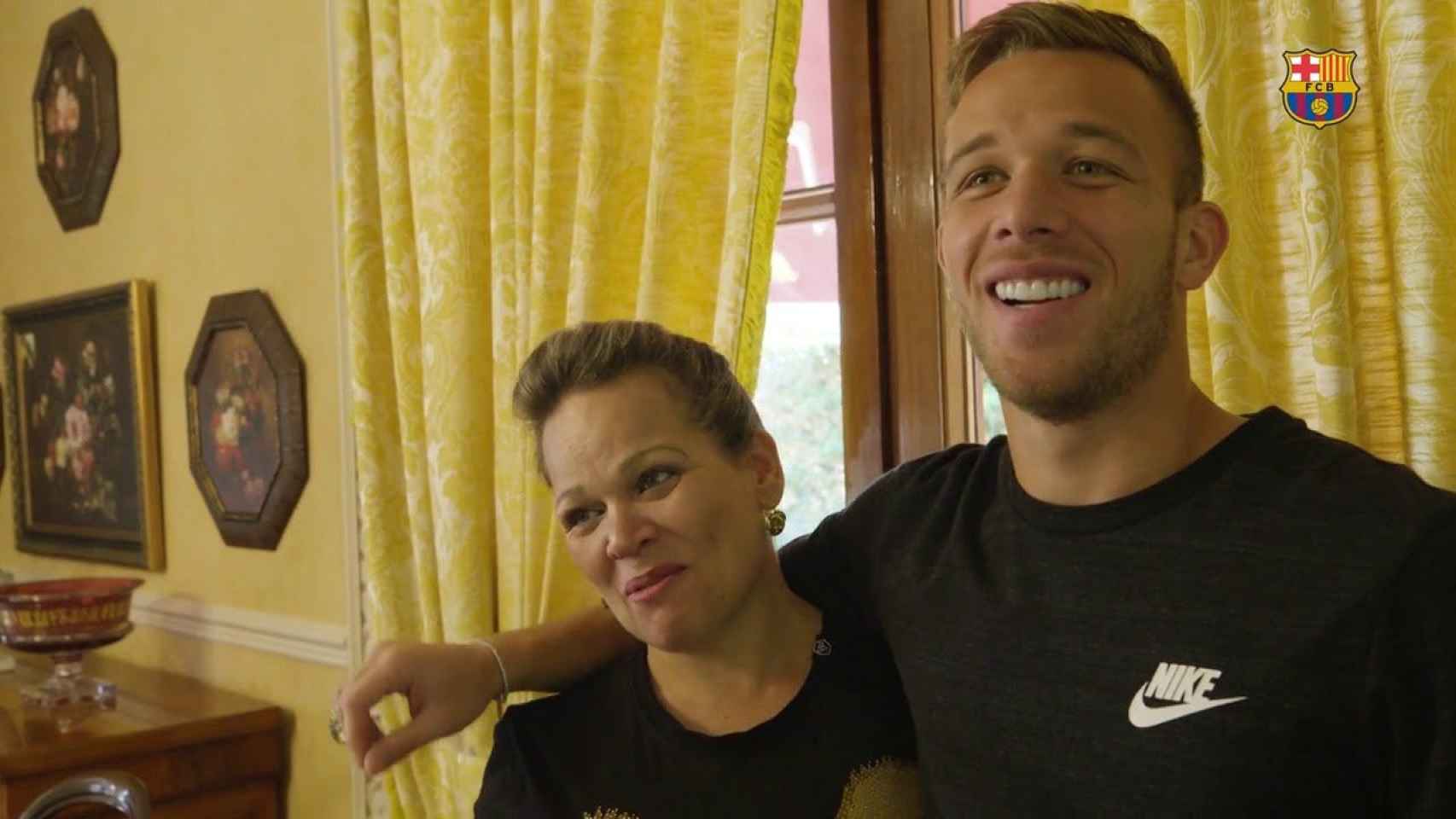 Arthur Melo y su madre en una imagen de archivo / FC Barcelona