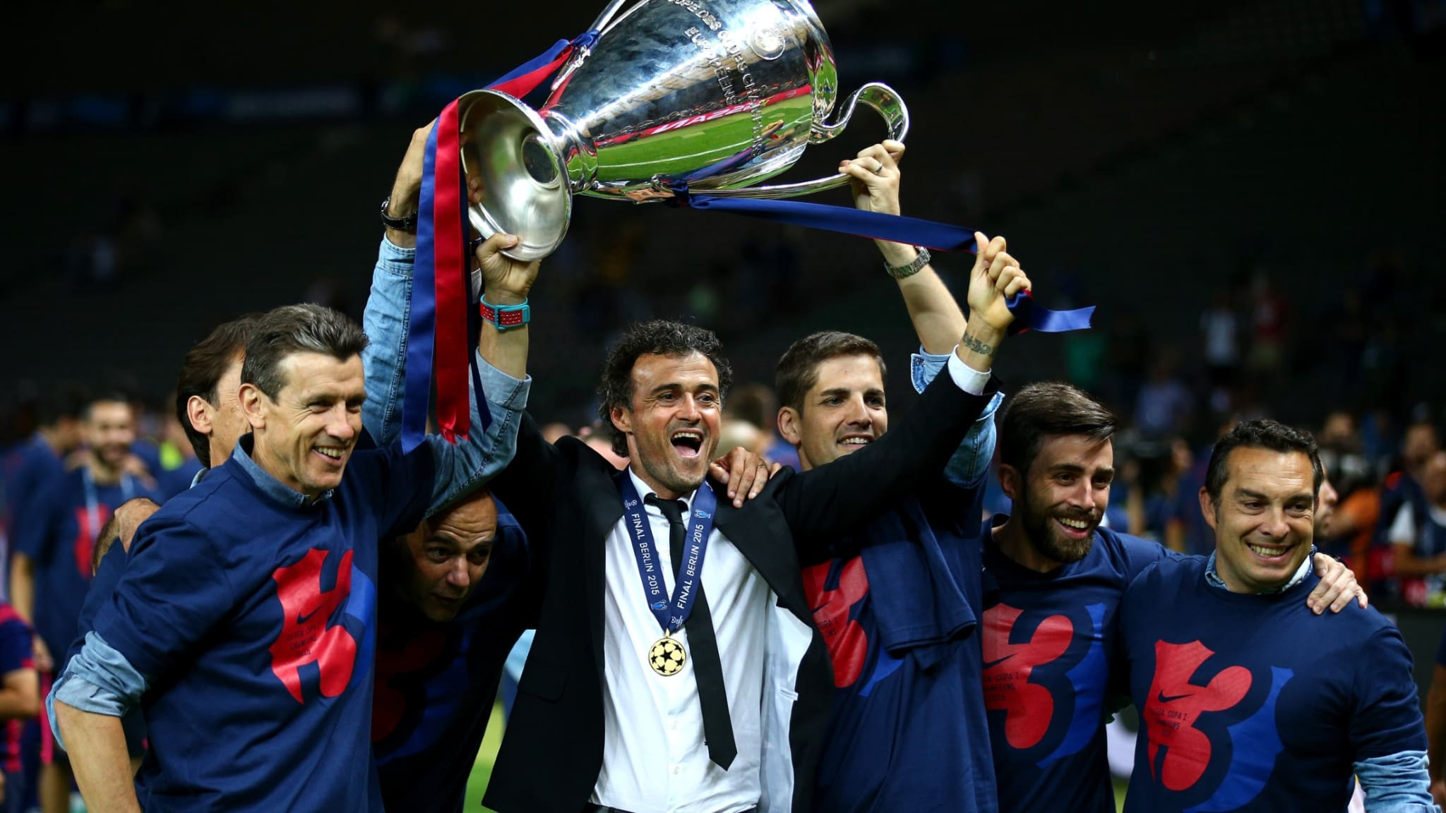 Luis Enrique, junto a su cuerpo técnico, celebrando la quinta Champions del Barça | EFE