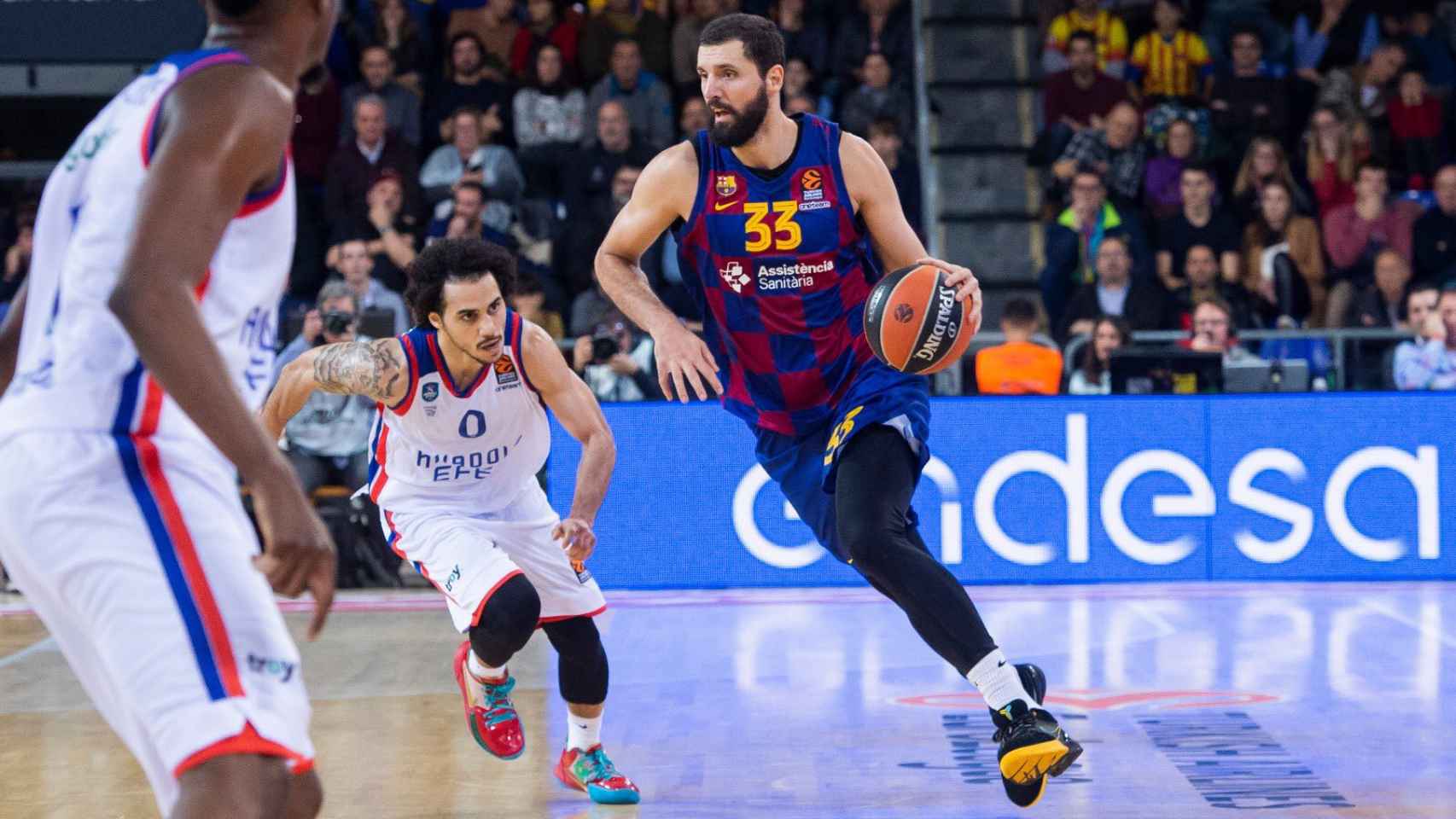 Mirotic, en una acción ante el Efes | FCB