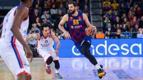 Mirotic, en una acción ante el Efes | FCB