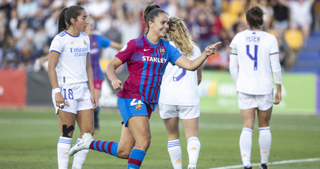 Lieke Martens, apuntando a Alexia Putellas, tras anotar su gol contra el Real Madrid / EFE