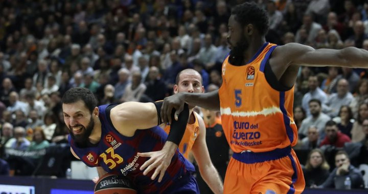 Mirotic, atacando a la defensa del Valencia Basket | FCB