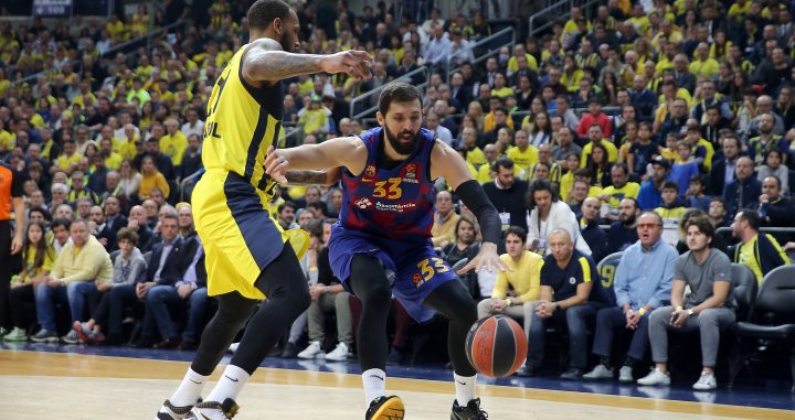 Mirotic intenta superar a la defensa del Fenerbahce | FCB