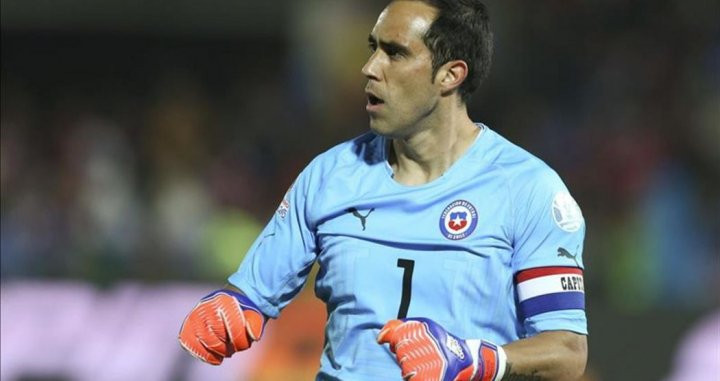 Claudio Bravo con la selección chilena. / EFE