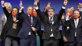 Joan Laporta celebrando la victoria con su equipo / EFE