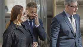 Neymar, a su entrada en la Audiencia Provincial de Barcelona, junto a su madre, Nadine Gonçalves / EFE