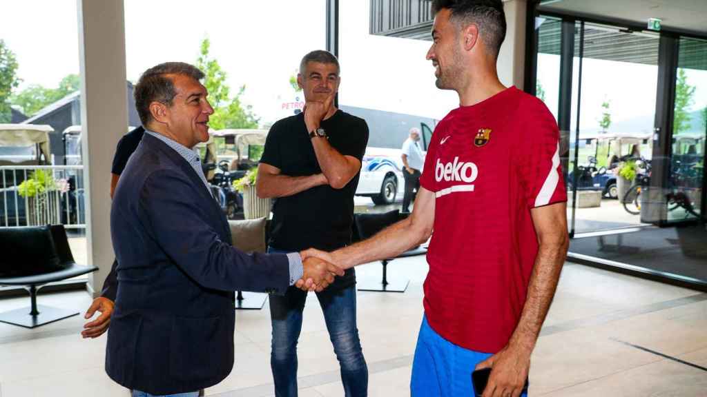 Laporta saludando a Busquets en la pretemporada  del Barça / FC Barcelona