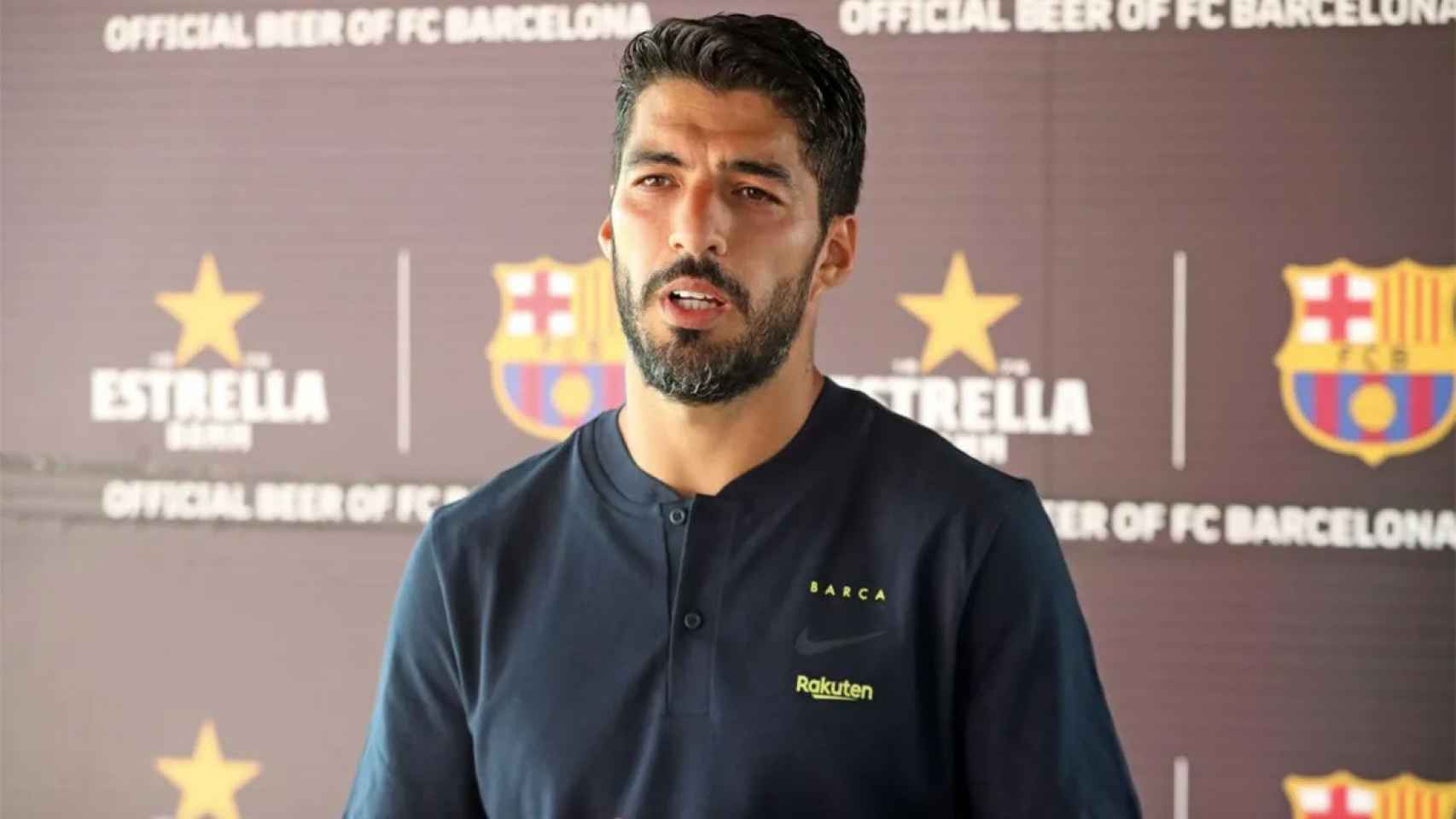 Luis Suárez, en una imagen de archivo con un polo del Barça / FCB