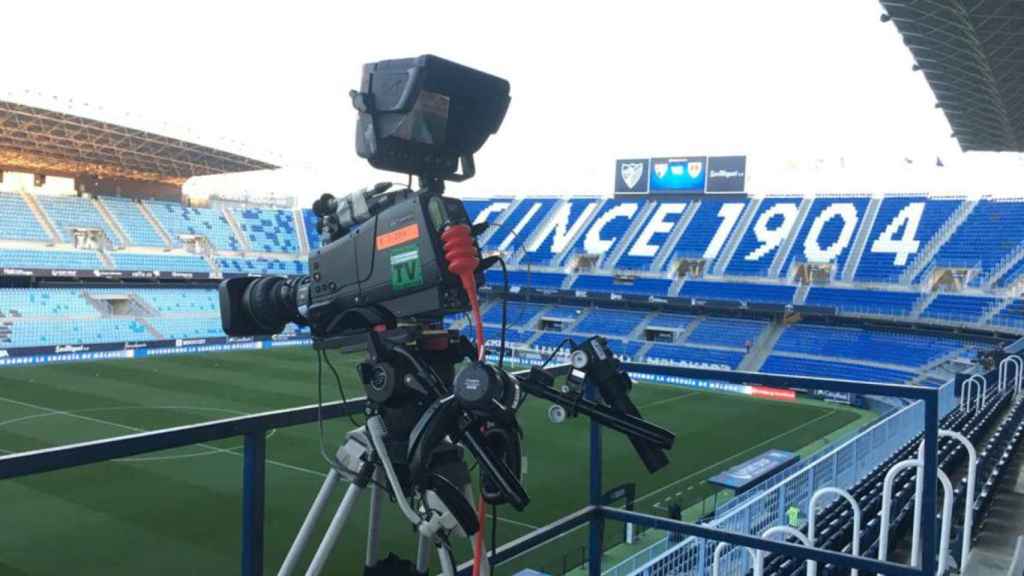 Una cámara de televisión en la Romareda vacía en un Málaga-Numancia / Redes