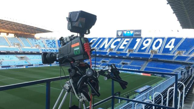 Una cámara de televisión en la Romareda vacía en un Málaga-Numancia / Redes