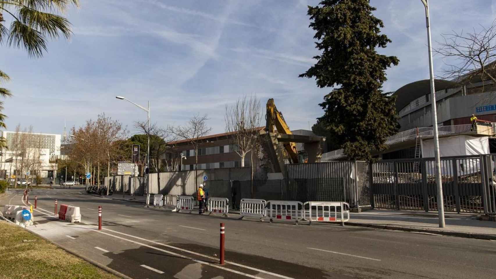 Imagen de las obras del derribo de la pasarela del Miniestadi / FCB