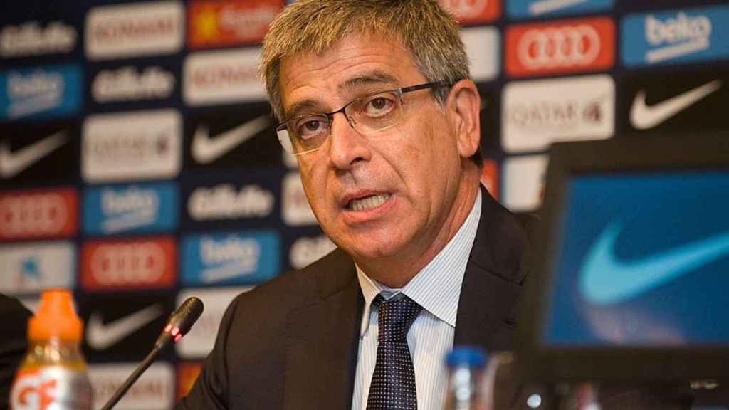 Jordi Mestre afronta con gesto de cierta exasperación una rueda de prensa del Barça / EFE