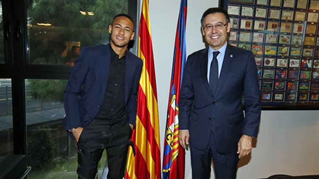 Bartomeu y Neymar cuando se firmó la renovación del brasileño / EFE